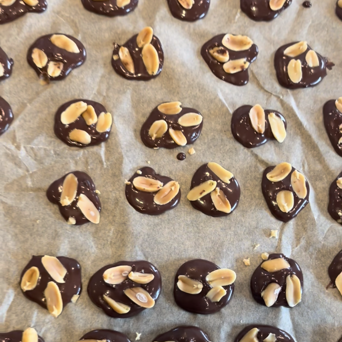 Healthy chocolate-peanut bites
