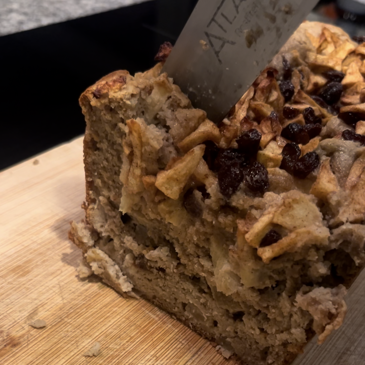 Apple-yoghurt cake